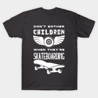 SKATEBOARDING LOVE : don't bother children when they're skateboarding T-Shirt